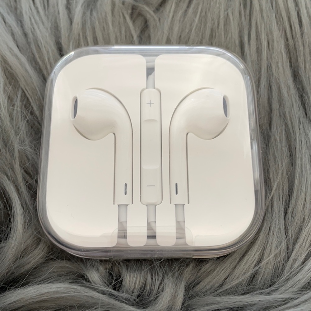 Apple 3.5mm Earphones NEW